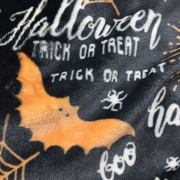 Halloween Haunt Throw Blanket Micro Fleece Bat Owl Spiderweb Trick or Treat Gray - Picture 4 of 7
